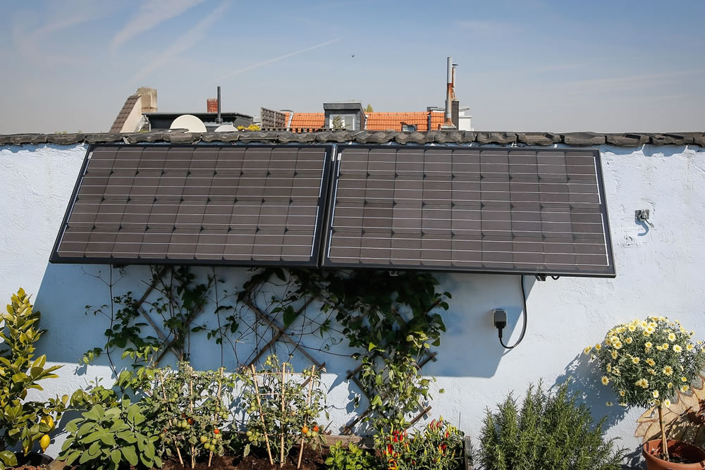 Mini-PV-Anlage mit zwei Solarmodulen