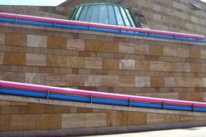 Natursteinplatten aus Cannstatter Travertin an der Neuen Staatsgalerie