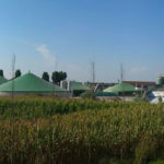 Biogasanlage hinter Maisfeld