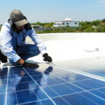 Arbeiter bei der Installation einer Photovoltaikanlage