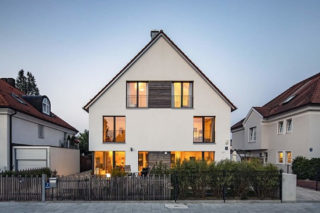 Frontansicht eines schönen Doppelhauses von Lebensraum Holz