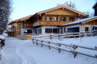 Blick auf die Garage und Haus.