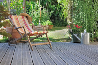 Holzterrasse mit Liegestuhl