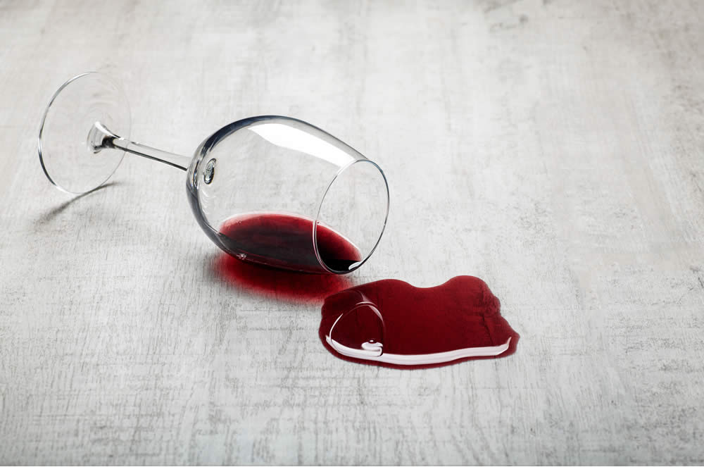 Rotwein auf Holztisch
