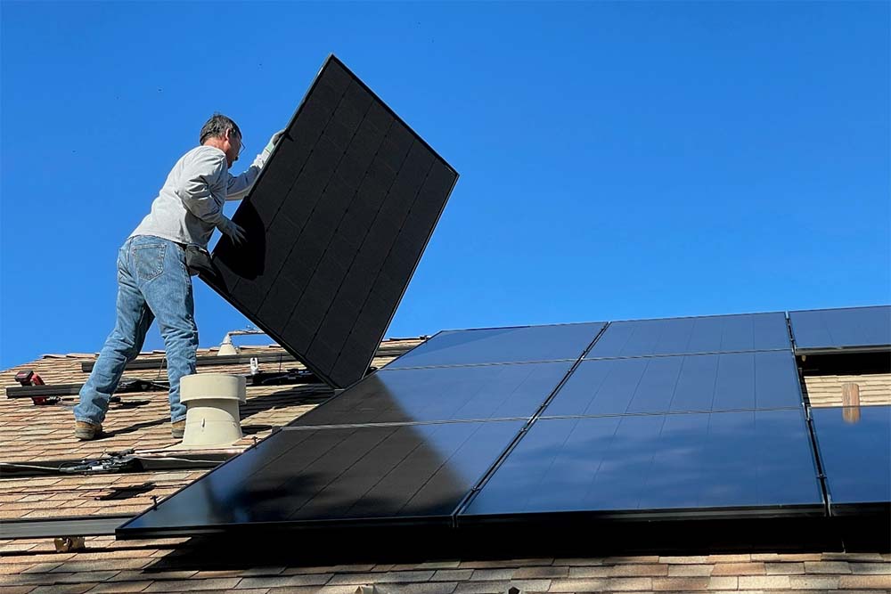 dachinstallation eines Fotovoltaikpaneels